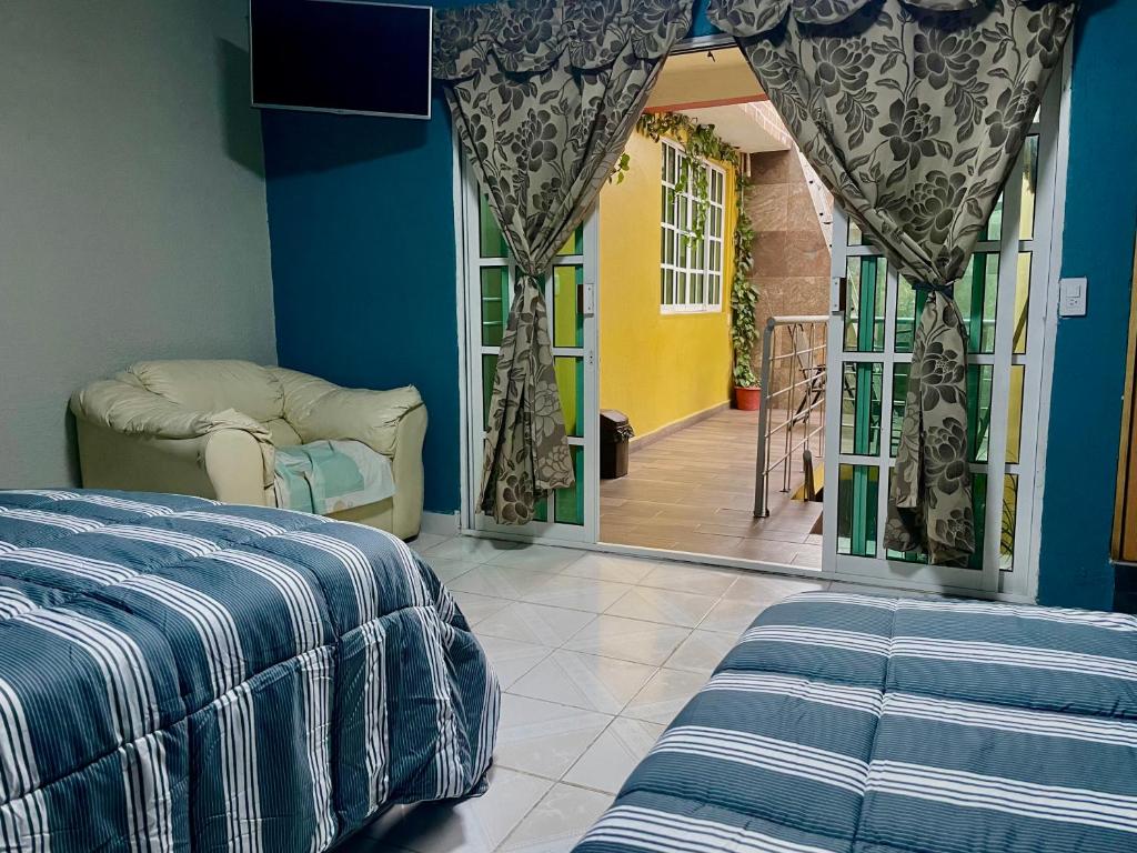 1 dormitorio con 1 cama y puerta corredera de cristal en Hidden house, en Ciudad de México