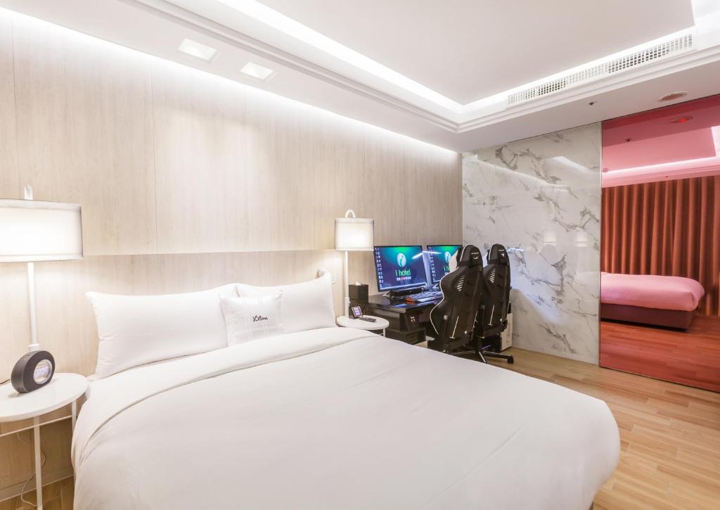 桃園市にあるi hotel - Taoyuanのベッドルーム(大きな白いベッド1台、テレビ付)
