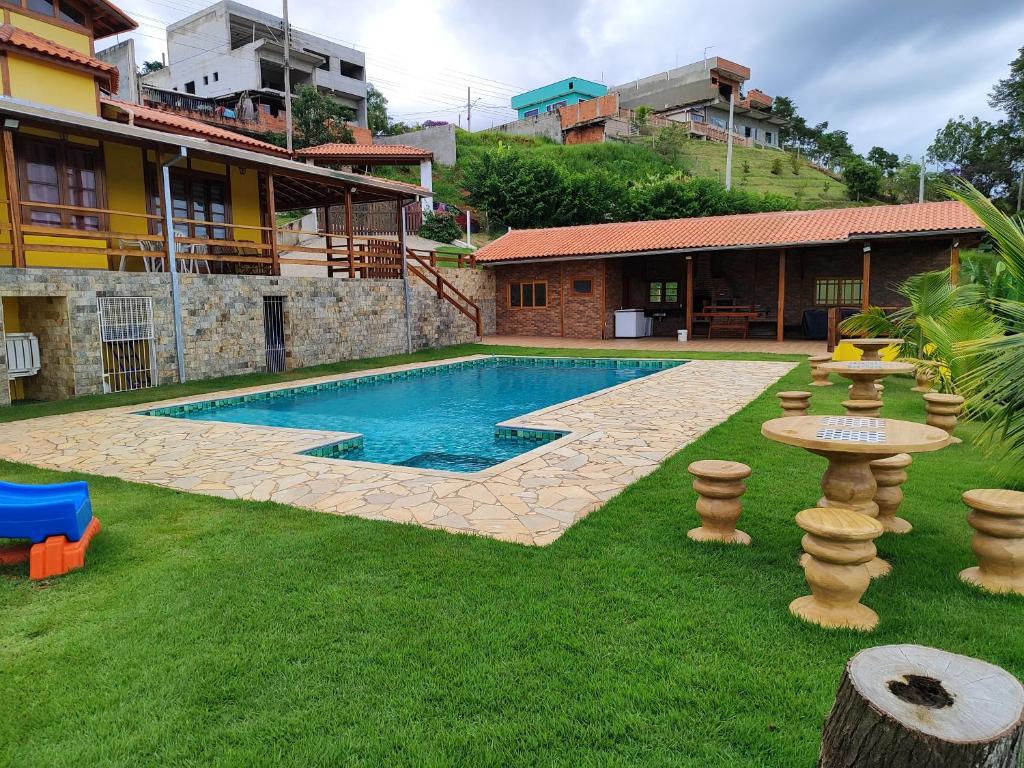 uma piscina no quintal de uma casa em Chácara Igaratá Pé na Água Recanto Sol & Ariluma em Igaratá