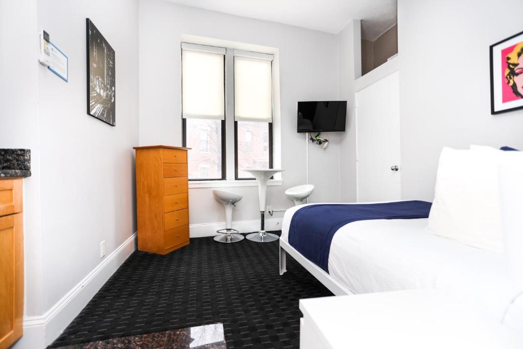 um quarto de hotel com uma cama e uma secretária em Stylish Downtown Studio in the SouthEnd, C.Ave #24 em Boston