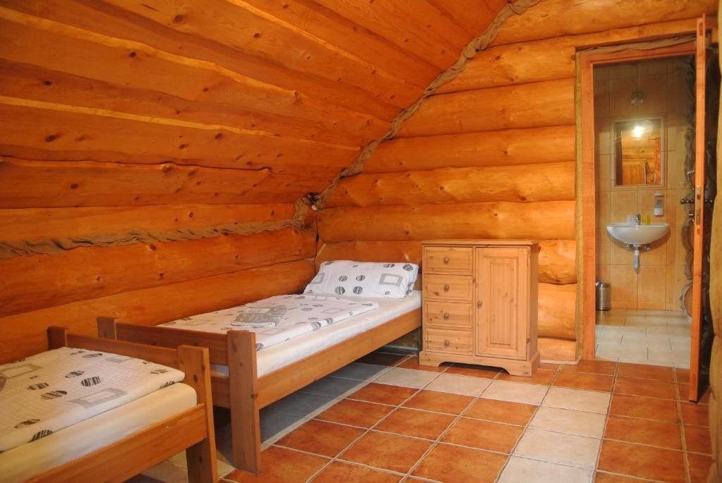 Postel nebo postele na pokoji v ubytování Chata - Srub Kašparáci