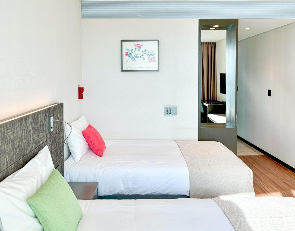Postel nebo postele na pokoji v ubytování Airsky Hotel Incheon
