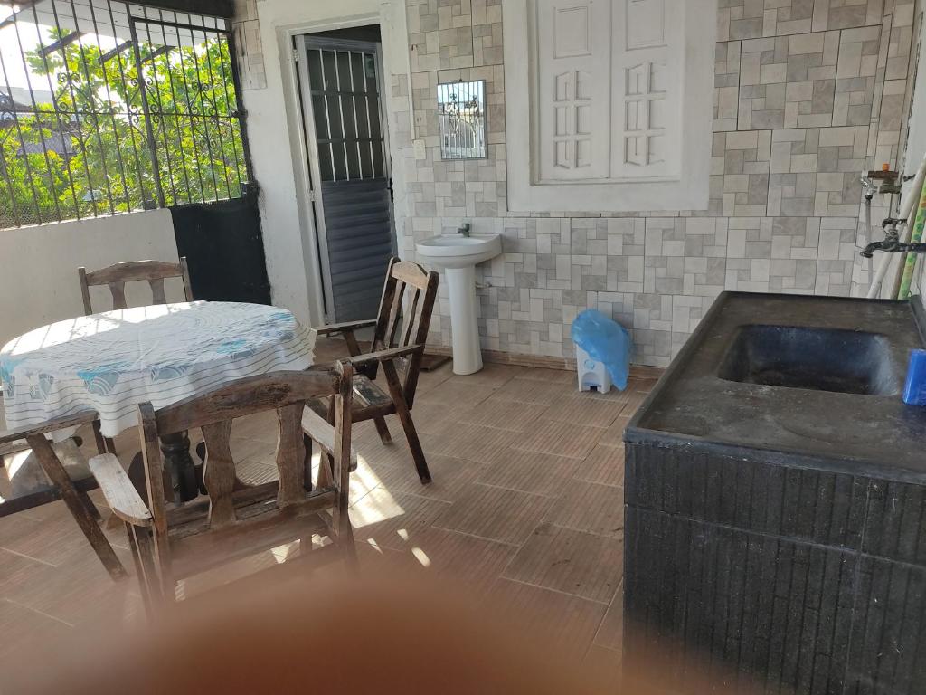een kamer met een bad en een tafel en stoelen bij Próximo ao Centro de Convenções e Shopping Tacaruna in Recife