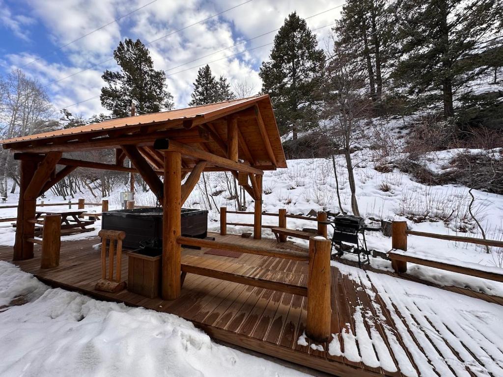 Ute Bluff Lodge, Cabins and RV park v zimě