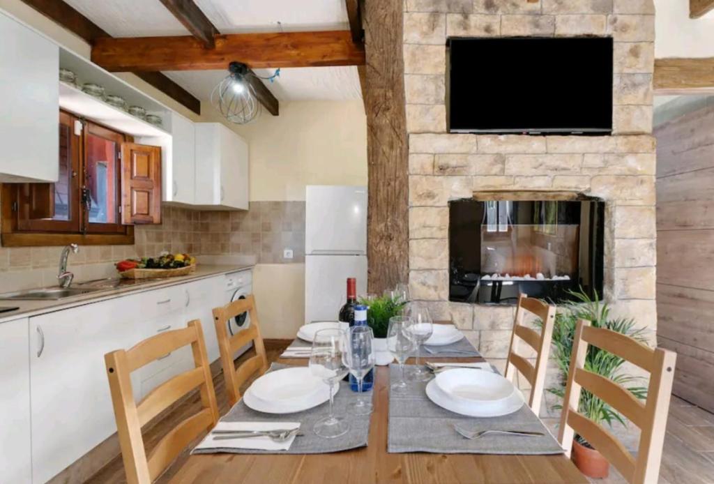 cocina y comedor con mesa y sillas en Rustic House, en San Miguel de Abona