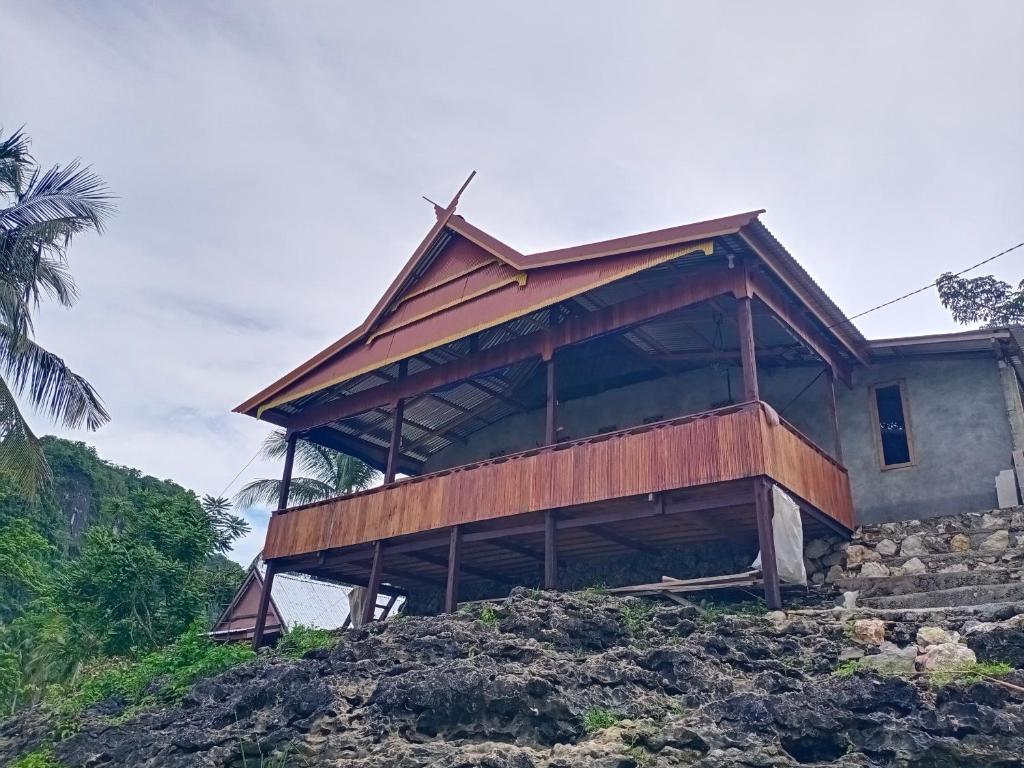 uma casa no topo de uma colina em RAMMANG-RAMMANG HOUSE em Maros