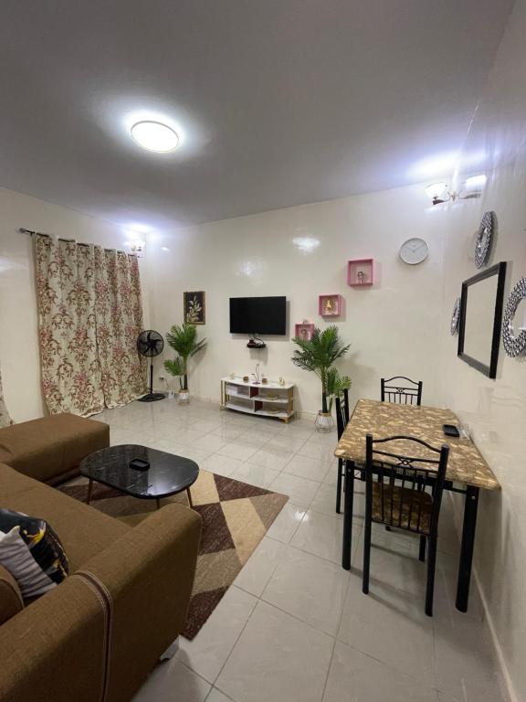 a living room with a couch and a table at Appartement spacieux a ngor et a proximité des almadies in Ngor