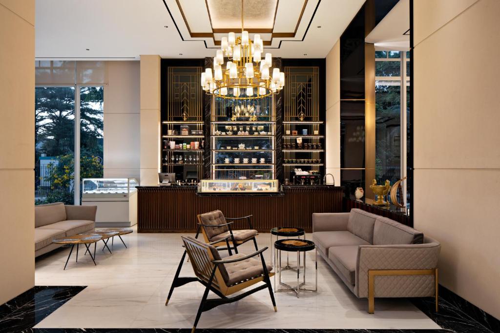 Posezení v ubytování The Grand Mansion Menteng by The Crest Collection
