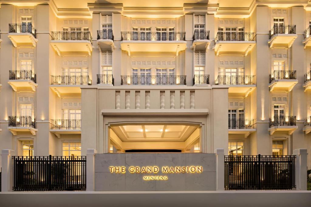 um grande edifício com uma placa em frente em The Grand Mansion Menteng by The Crest Collection em Jakarta