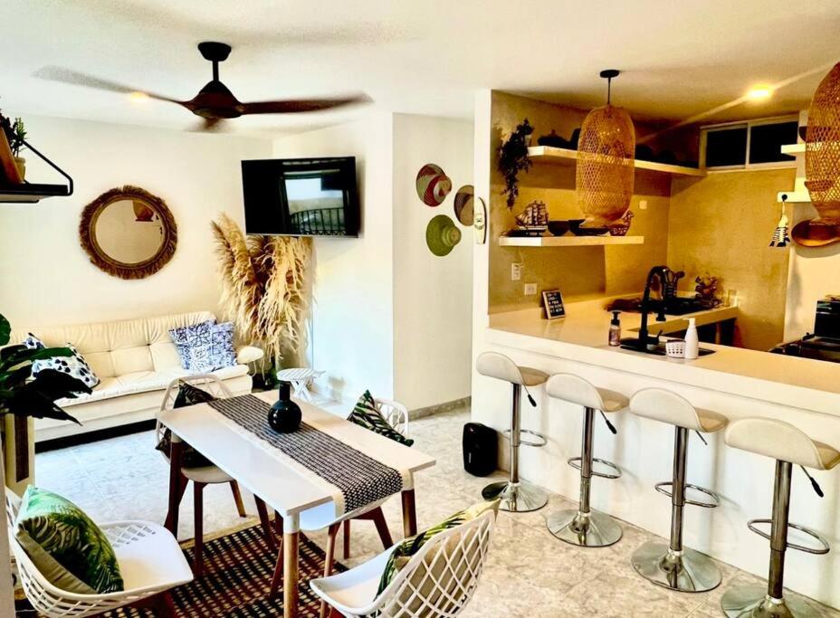 uma cozinha e sala de estar com mesa e cadeiras em Rodadero, Hermoso Apto-central. em Gaira