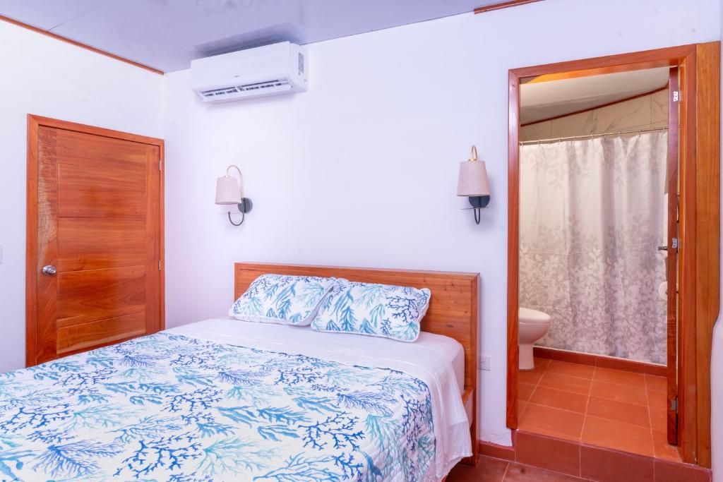 Postel nebo postele na pokoji v ubytování EXCLUSIVE CONDO GALAPAGOS and BEYOND 1