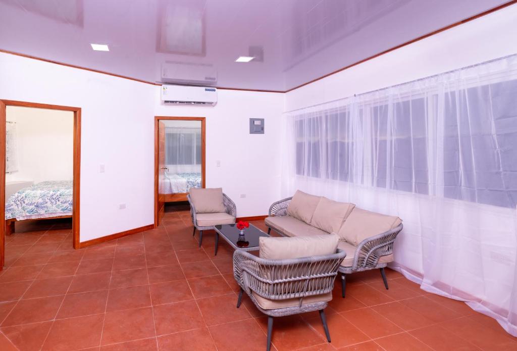 Posezení v ubytování EXCLUSIVE CONDO GALAPAGOS and BEYOND 1
