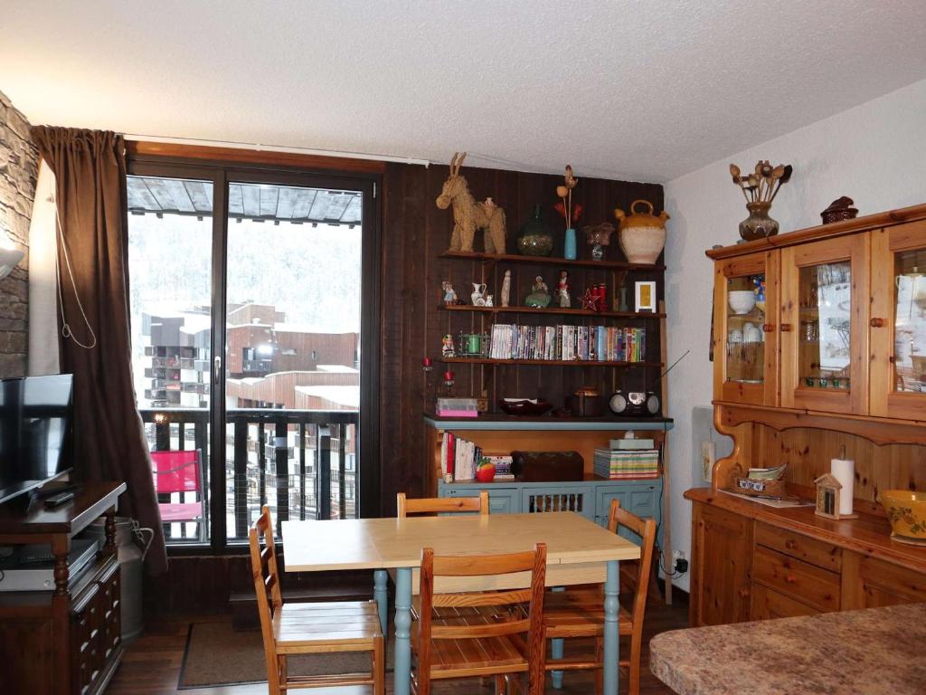 a dining room with a table and chairs and a window at Appartement Les Orres, 2 pièces, 6 personnes - FR-1-322-602 in Les Orres