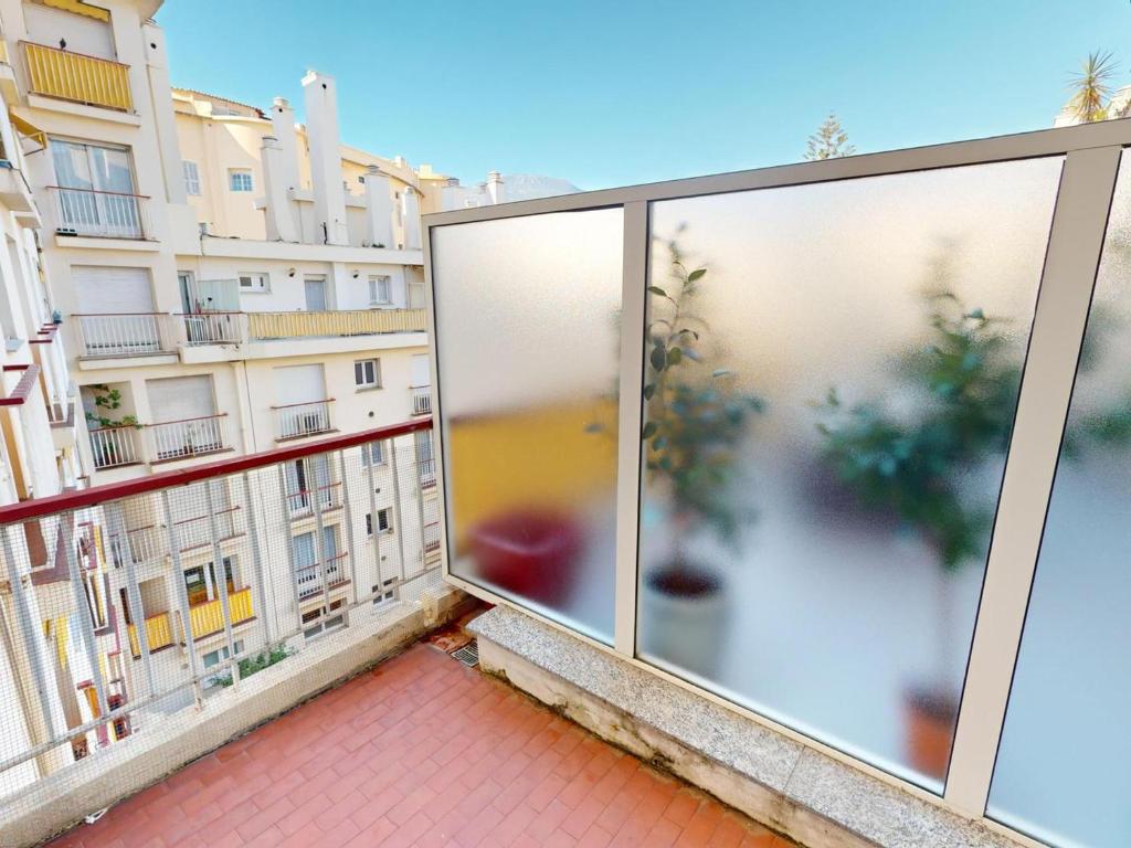 une vue d'un bâtiment depuis un balcon dans l'établissement Charmant 2P avec terrasse calme en plein centre de Menton, proche mer et commerces - FR-1-196-348, à Menton