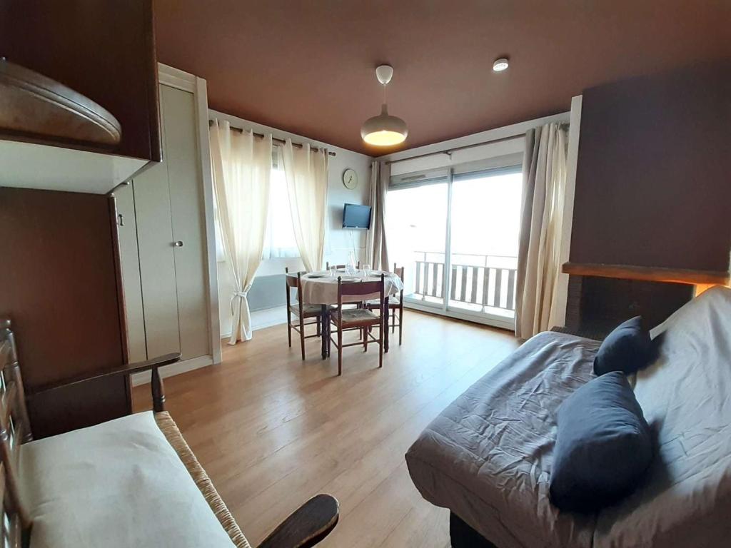 une chambre avec un lit et une salle à manger avec une table dans l'établissement Studio cosy 4 pers avec kitchenette équipée, St-Lary-Soulan - FR-1-457-338, à Saint-Lary-Soulan
