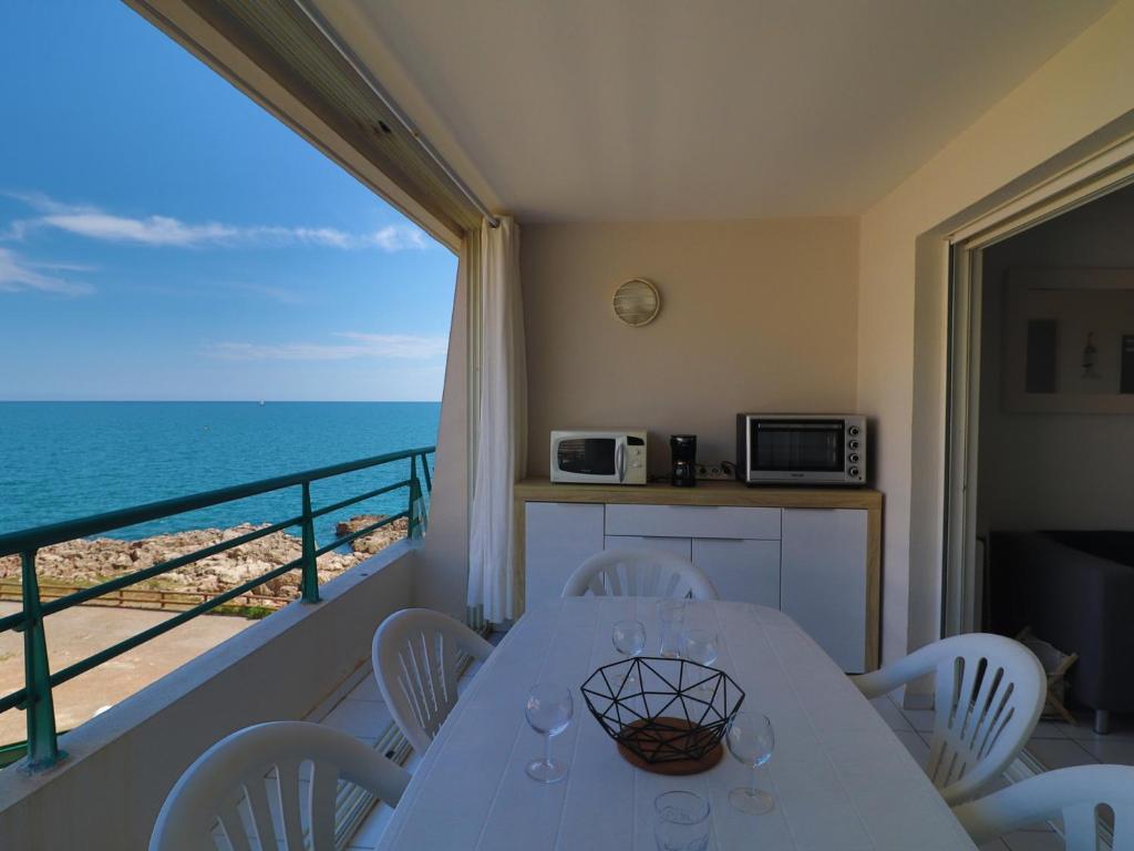 une salle à manger avec vue sur l'océan dans l'établissement Charmant T2 cabine rénové avec vue mer, loggia, proche plage, tout équipé - 2** - FR-1-472A-295, à Sète