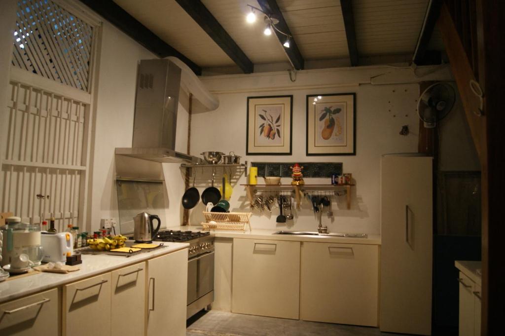 Kuchyň nebo kuchyňský kout v ubytování Experience Island Heritage Home