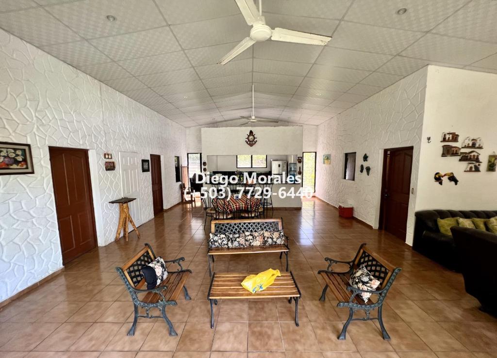 - un salon avec un canapé, une table et des chaises dans l'établissement Beautiful beach house in Los Cobanos El Salvador, à Los Cóbanos