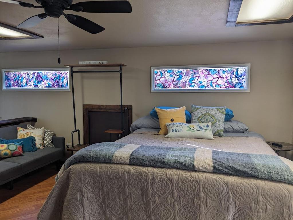 sypialnia z dużym łóżkiem i 2 oknami w obiekcie Rustic Rooms Barn Loft (Upstairs Studio Apartment) Near Kings Canyon & Sequoia National Parks w mieście Squaw Valley