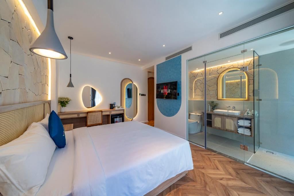 Giường trong phòng chung tại V Boutique Hotel - Complimentary refreshments