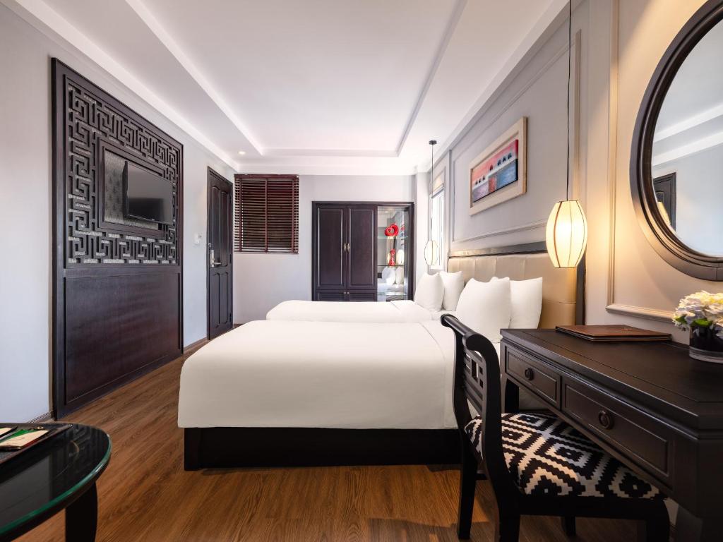 Giường trong phòng chung tại Hue Serene Palace Hotel