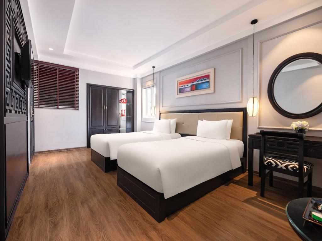 Giường trong phòng chung tại Hue Serene Palace Hotel