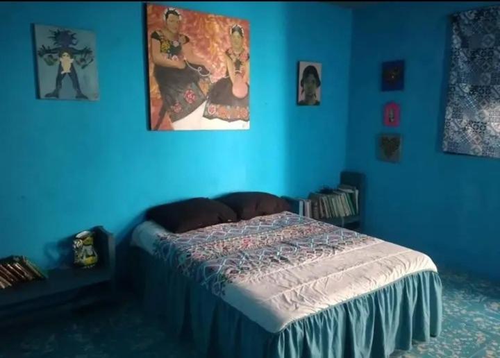 ein blaues Schlafzimmer mit einem Bett in einer blauen Wand in der Unterkunft Posada Hortencia in Aguascalientes