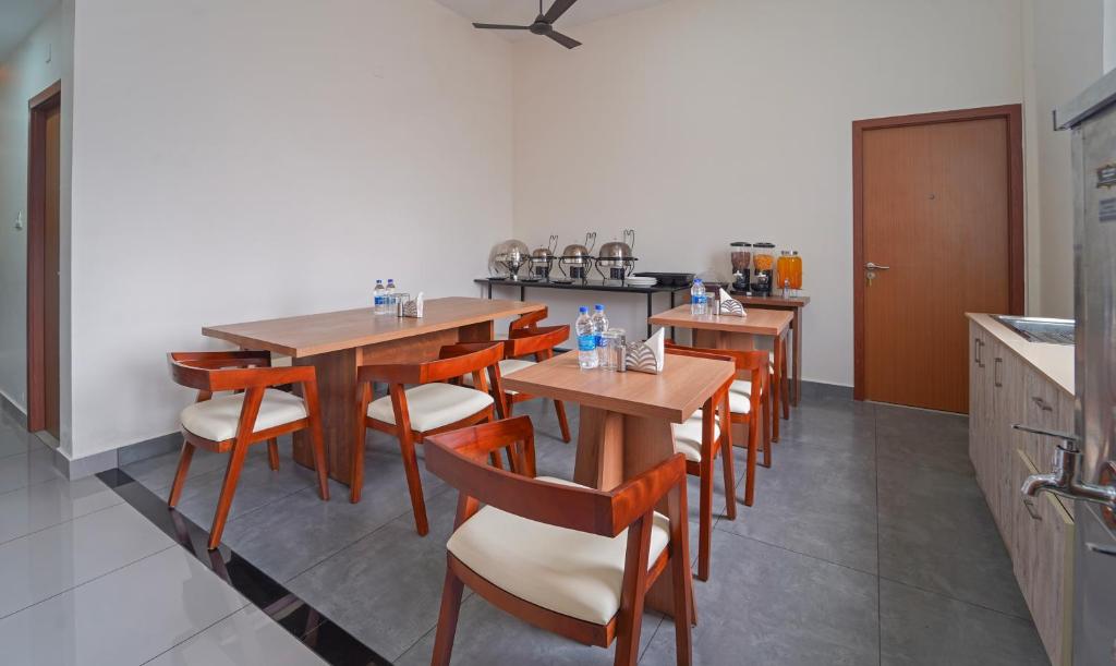 Kuchyň nebo kuchyňský kout v ubytování Itsy Hotels Avani Stays, Vyttila, Kochi