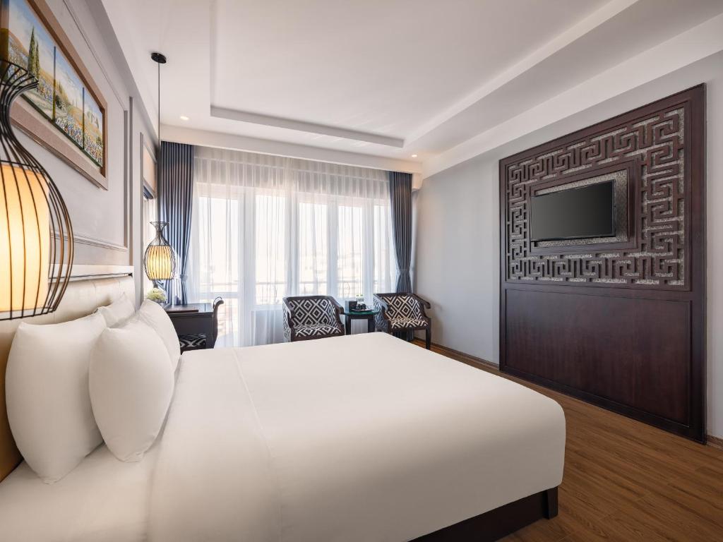 TV a/nebo společenská místnost v ubytování Hue Serene Palace Hotel