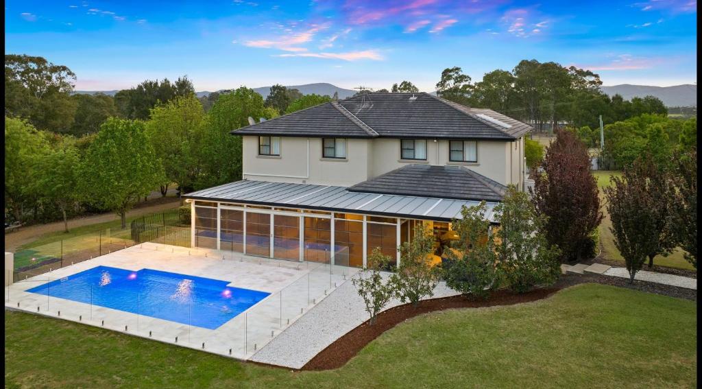 HOT HOT Spoil someone special at this luxe Hunter Valley Estate - stunning luxury in super central location 부지 내 또는 인근 수영장 전경