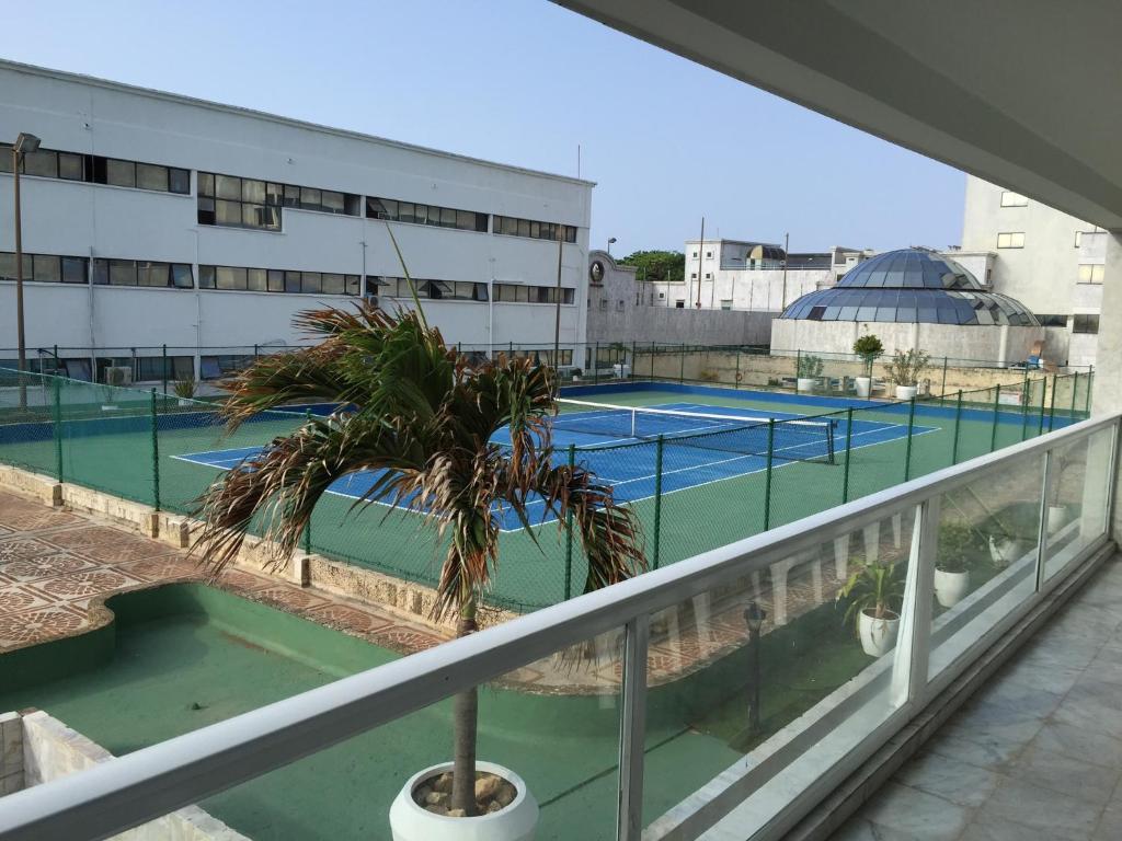 een balkon met uitzicht op een tennisbaan bij Apartamento Sunrise con vista interna o con vista al mar in San Andrés