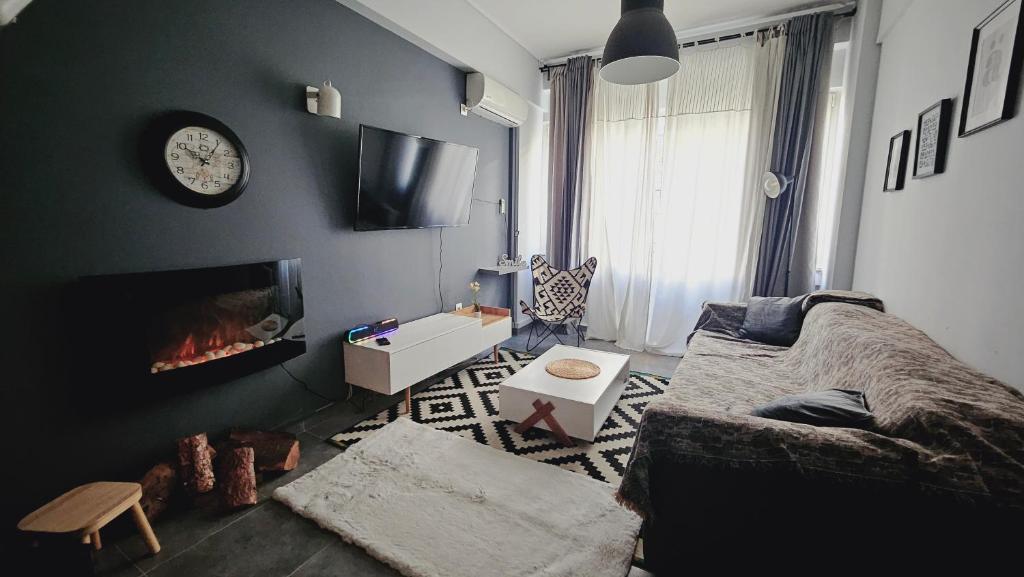 - un salon avec un canapé et une cheminée dans l'établissement A Place 4 U no22, à Athènes