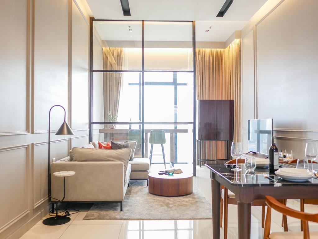 ジョージタウンにあるBeacon Executive Suites by S&F #InfinityPool #SkyGymのソファとテーブルのあるリビングルーム