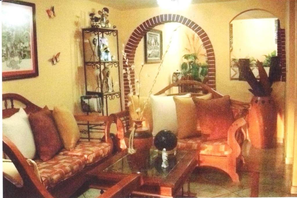sala de estar con sofá y mesa en Casa equipada 3 niveles, en Tlaxcala de Xicohténcatl