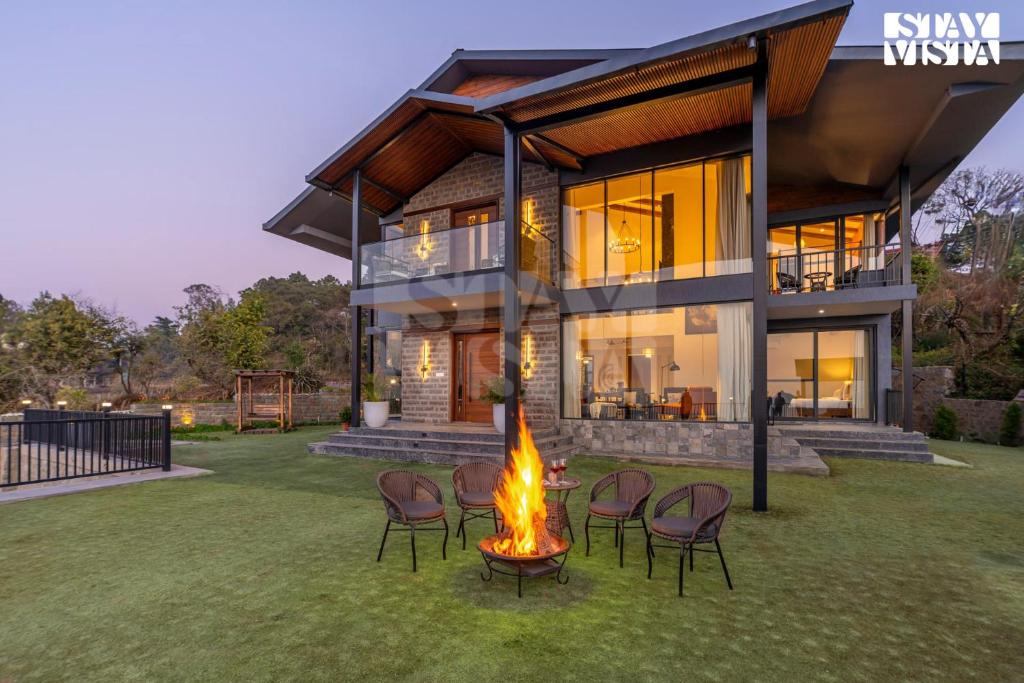 カソーリにあるStayVista at Savara with Gazebo, BBQ, Bonfireの庭の火炉のある家