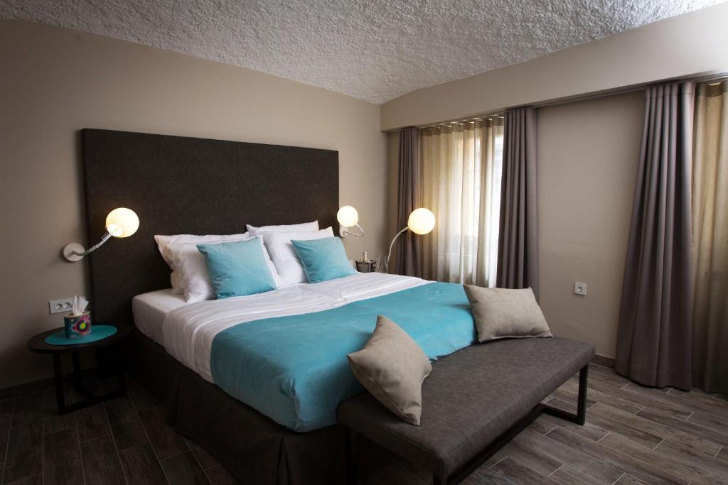 una camera da letto con un grande letto con cuscini blu di Cacao Rooms a Lubiana