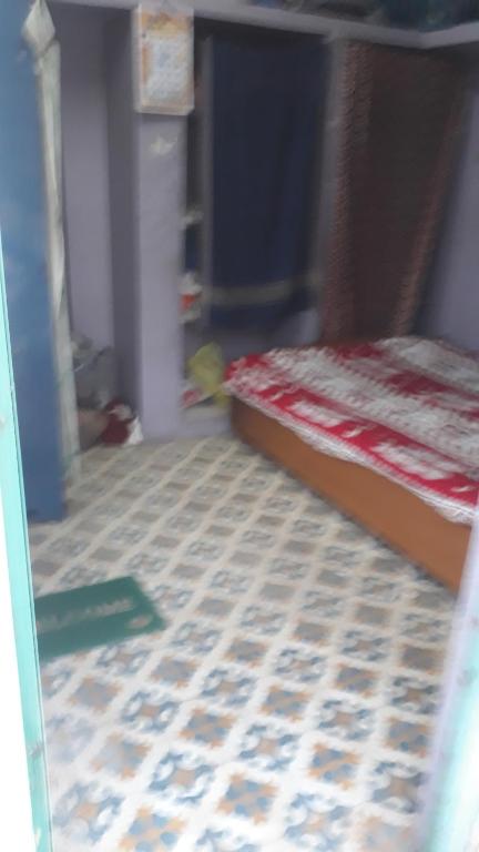 Cette chambre dispose d'un lit et d'un étage. dans l'établissement Vinayak Niwas, à Miraj