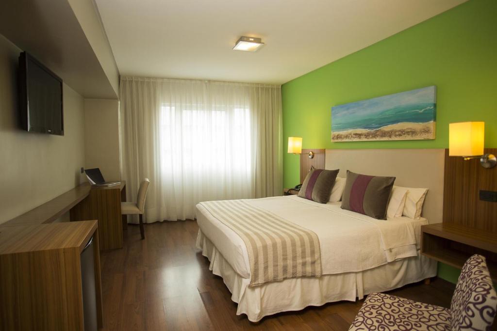 TV a/nebo společenská místnost v ubytování Hotel Bicentenario Suites & Spa