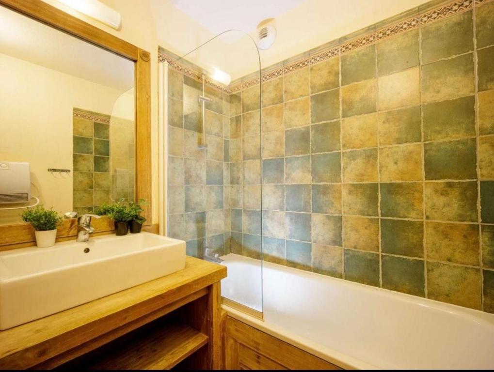 Kúpeľňa v ubytovaní Appartements avec PISCINE INTÉRIEURE SAUNA Parking Étage 1 au Centre du Village dans Résidence Cami Réal