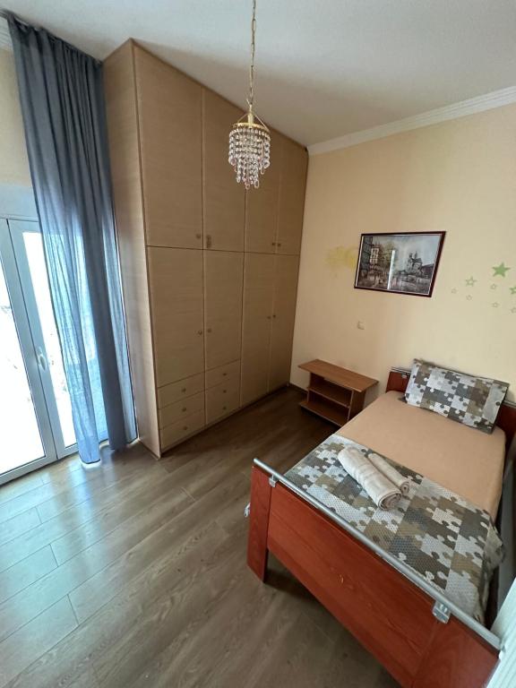 Schlafzimmer mit einem Bett und einem Kronleuchter in der Unterkunft Apartment Alex in Athen