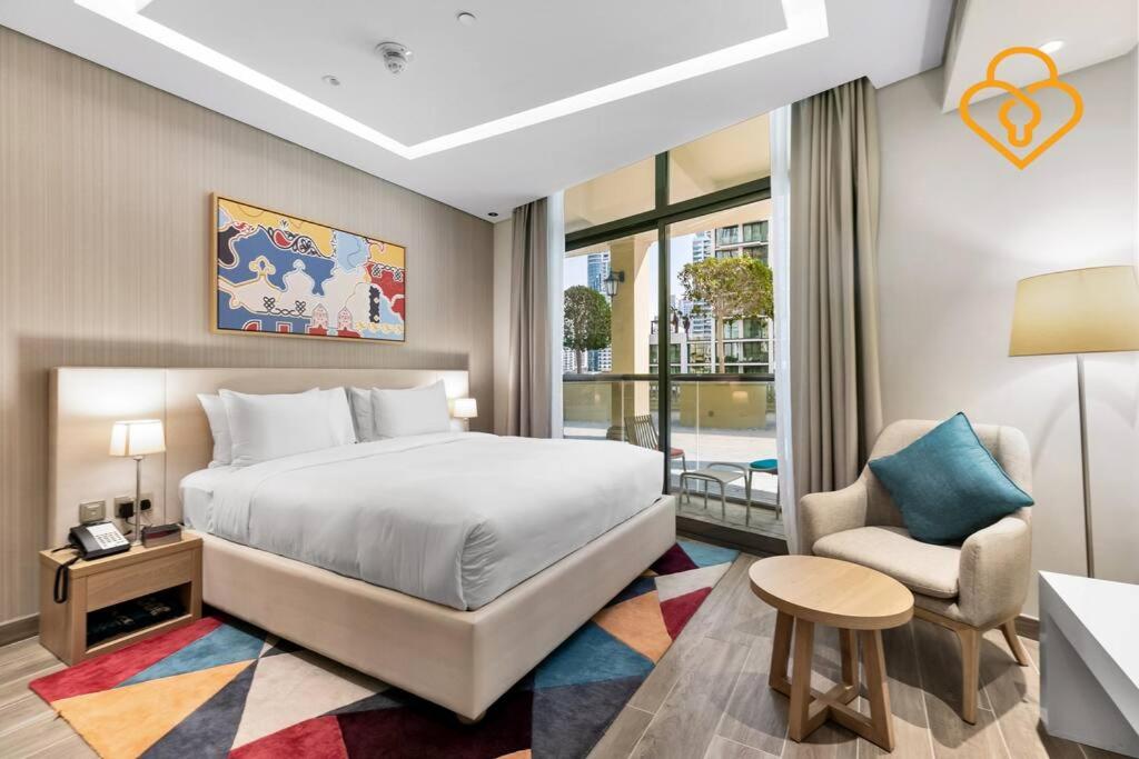 ein Hotelzimmer mit einem Bett und einem Stuhl in der Unterkunft Keysplease Modern Studio Near Beach, Murjan JBR 606 in Dubai