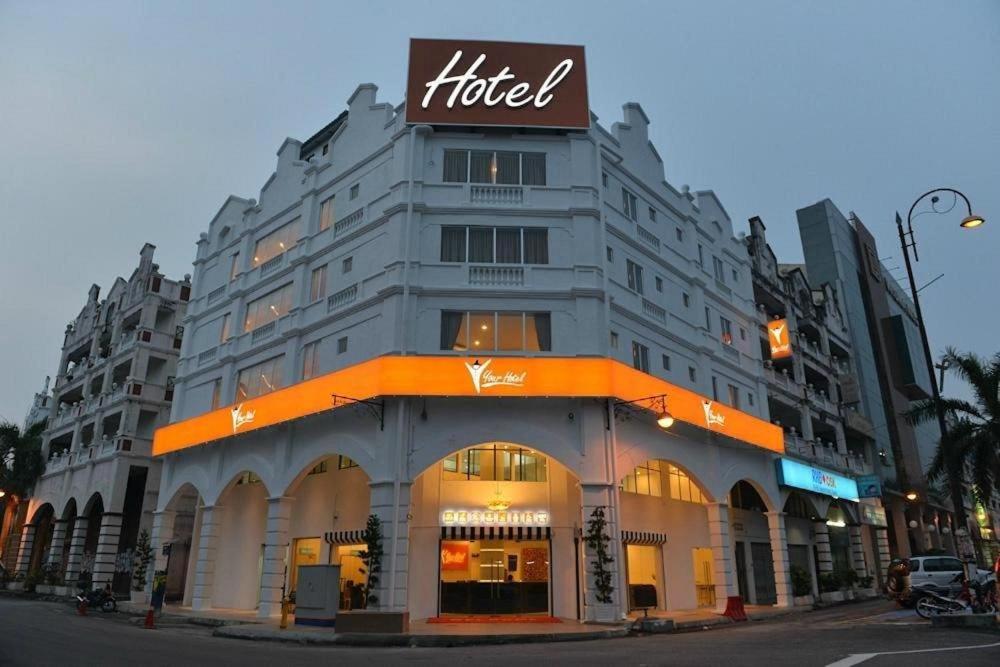 ein Gebäude mit einem Hotelschild darüber in der Unterkunft Your Hotel Klang in Klang
