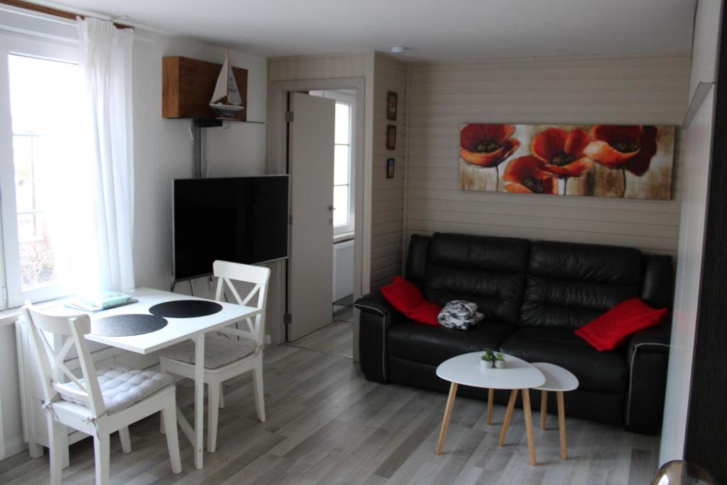 sala de estar con sofá y mesa en Appartement Wenduine, en De Haan