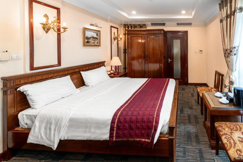 Postel nebo postele na pokoji v ubytování EDEN HOTEL HÀ NỘI