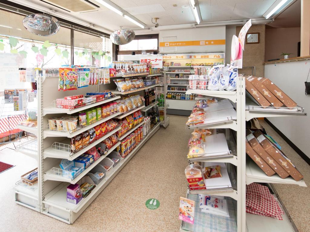 Supermarket nebo jiné obchody v  hotelu nebo okolí