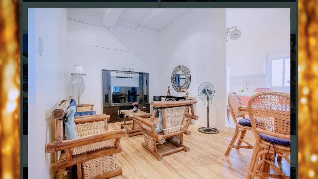 奧薩米斯的住宿－The Peacock Oasis，客厅配有藤椅和镜子