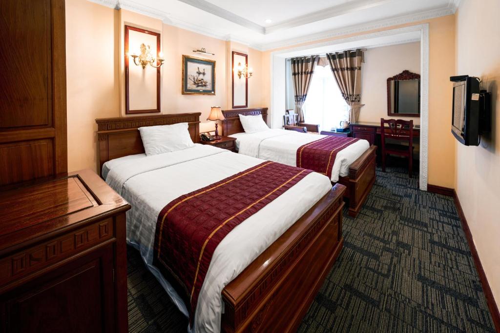 Postel nebo postele na pokoji v ubytování EDEN HOTEL HÀ NỘI