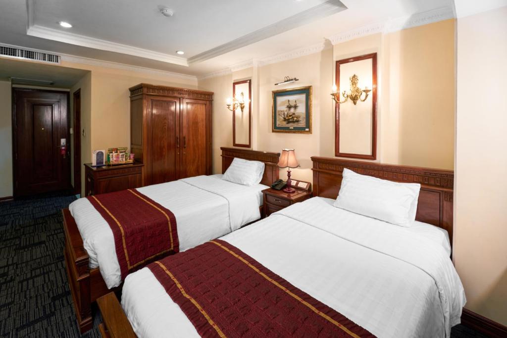 Postel nebo postele na pokoji v ubytování EDEN HOTEL HÀ NỘI