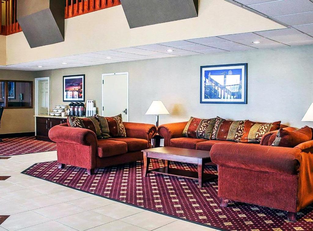 a living room with two couches and a table at Norwood Inn Statefare Grounds in Columbus