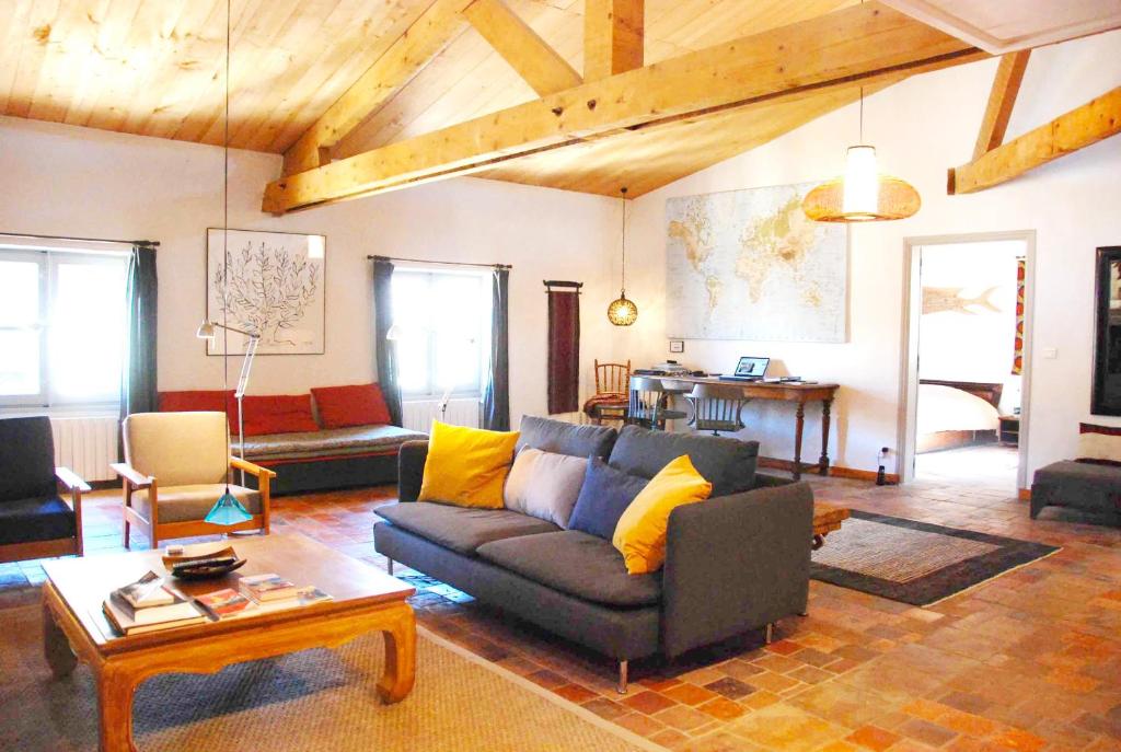 un salon avec un canapé et une table dans l'établissement Les Tourelles, à Uzès